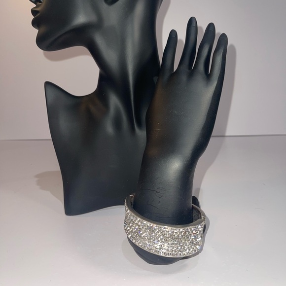 Rhinestone Cuff Hinged Bracelet. - Picture 2 of 6